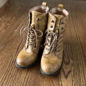 Mia - Heeled combat boot, tab